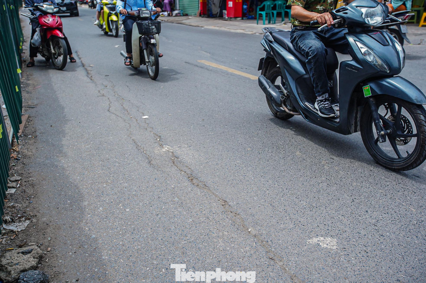 Người dân sinh sống tại khu vực trên cho biết, mặt đường bắt đầu biến dạng khi bắt đầu giải phóng mặt bằng, các vết lún nứt ngày càng hiện rõ trong những ngày gần đây.