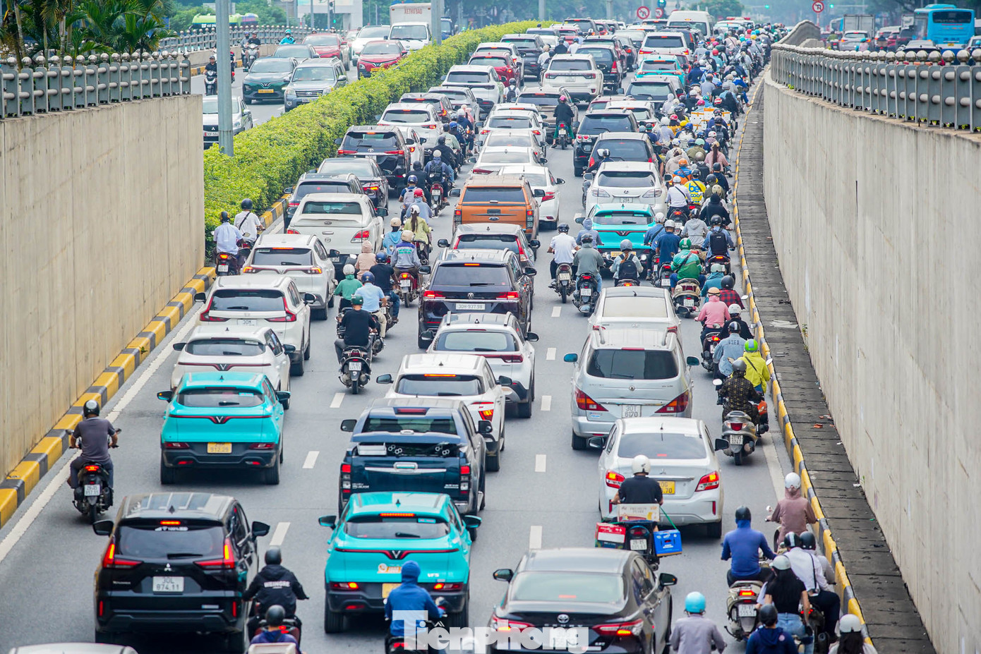 Ghi nhận của PV, tuy tuyến đường rộng 10 làn xe nhưng lại "gánh" lưu lượng phương tiện lớn, thường xuyên xảy ra tình trạng ùn tắc kéo dài tại các điểm từ hầm cầu vượt Trần Duy Hưng - Đại lộ Thăng Long đến nút giao Nguyễn Chí Thanh - La Thành. Ghi nhận của PV, tuy tuyến đường rộng 10 làn xe nhưng lại "gánh" lưu lượng phương tiện lớn, thường xuyên xảy ra tình trạng ùn tắc kéo dài tại các điểm từ hầm cầu vượt Trần Duy Hưng - Đại lộ Thăng Long đến nút giao Nguyễn Chí Thanh - La Thành.