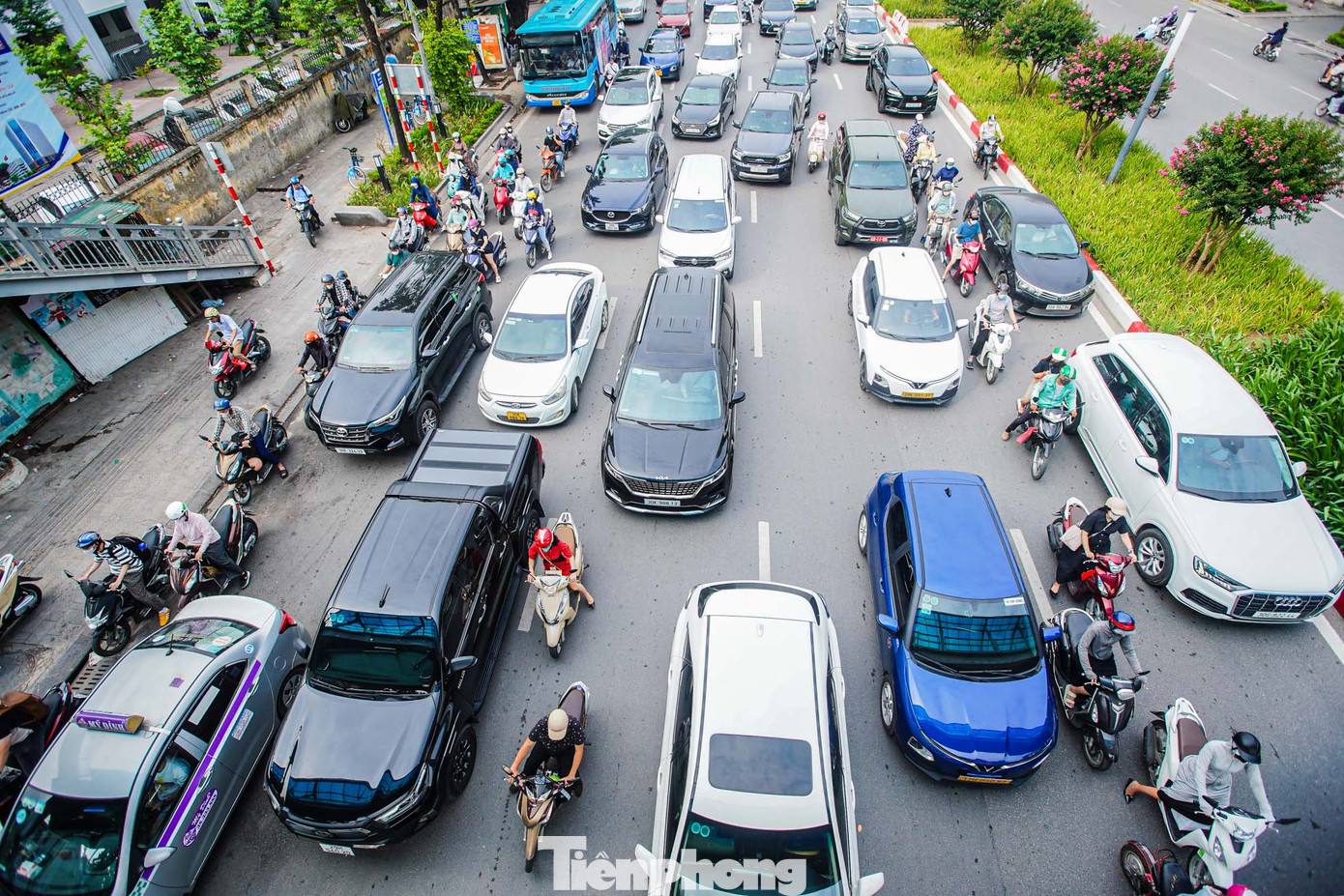"Nên có những biện pháp để phân làn cho ô tô, và xe máy phù hợp, tại các nút giao, điểm quay đầu xe để tránh tình trạng lấn làn, ùn tắc cục bộ", anh Công (Đống Đa, Hà Nội) chia sẻ. "Nên có những biện pháp để phân làn cho ô tô, và xe máy phù hợp, tại các nút giao, điểm quay đầu xe để tránh tình trạng lấn làn, ùn tắc cục bộ", anh Công (Đống Đa, Hà Nội) chia sẻ.