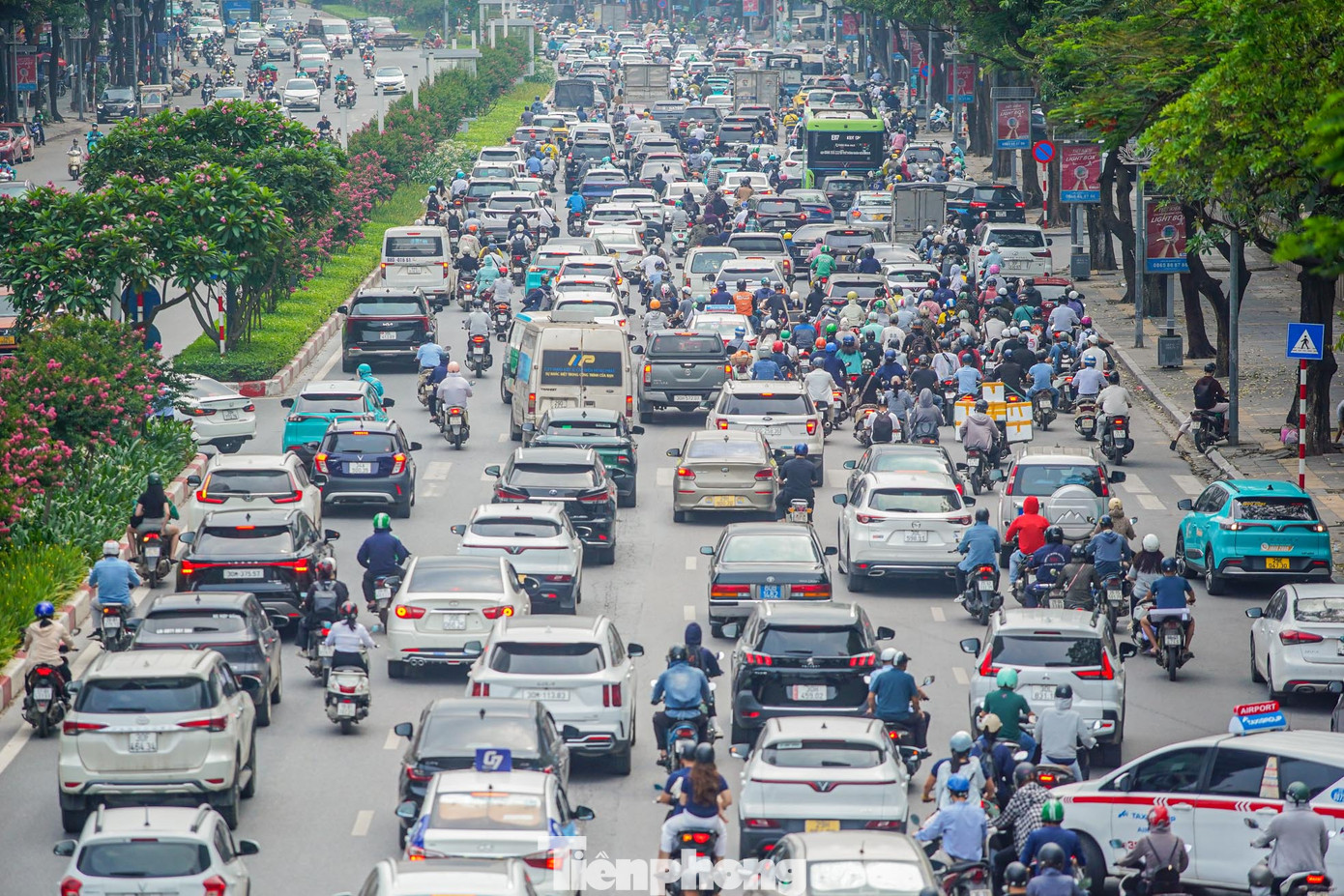 Ô tô xuất hiện dày đặc cả 5 làn đường trên phố Trần Duy Hưng hướng về nội đô. Ô tô xuất hiện dày đặc cả 5 làn đường trên phố Trần Duy Hưng hướng về nội đô.