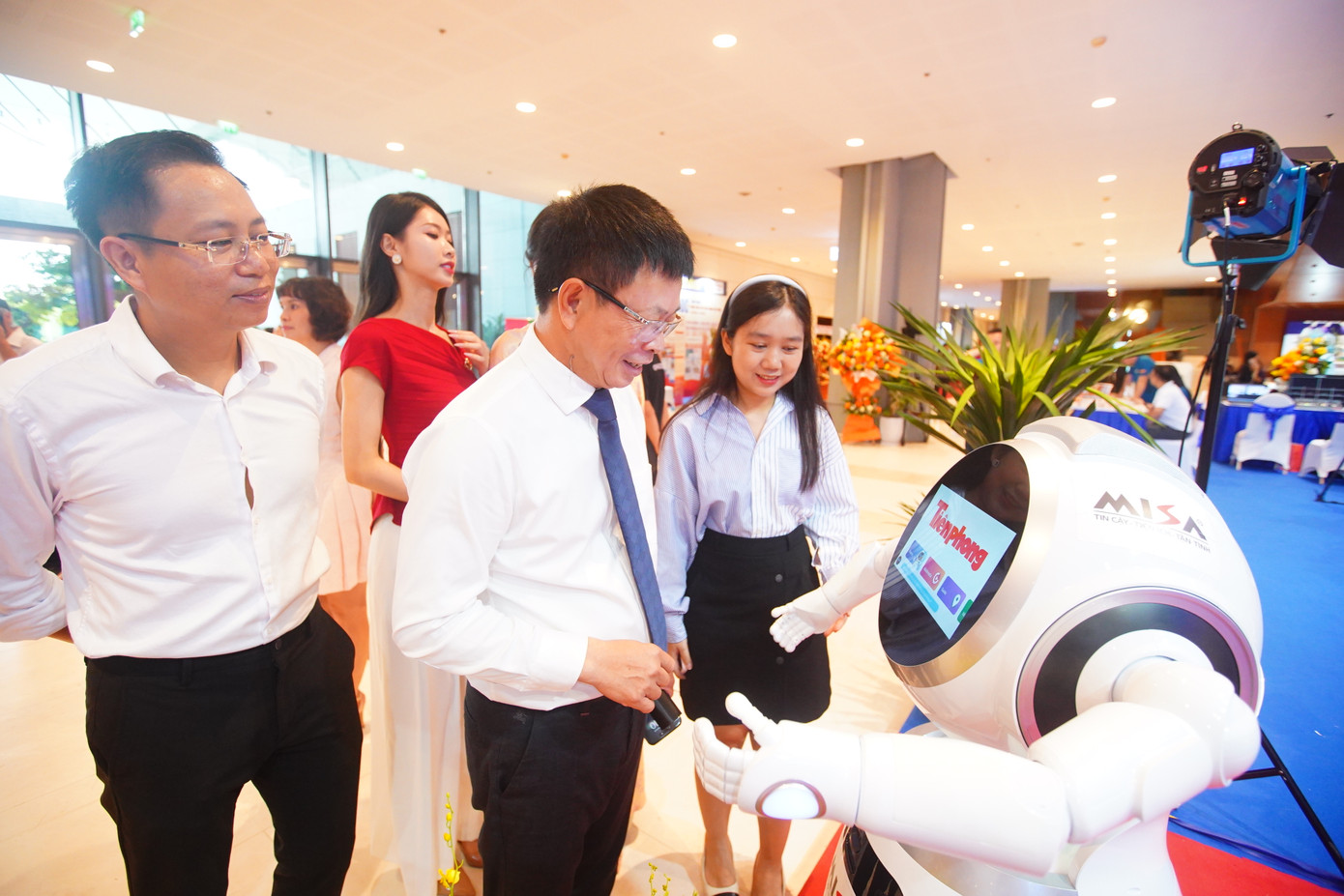 Đặc biệt, báo Tiền Phong mang đến hội báo chú robot thực hiện hiệu lệnh bằng giọng nói.