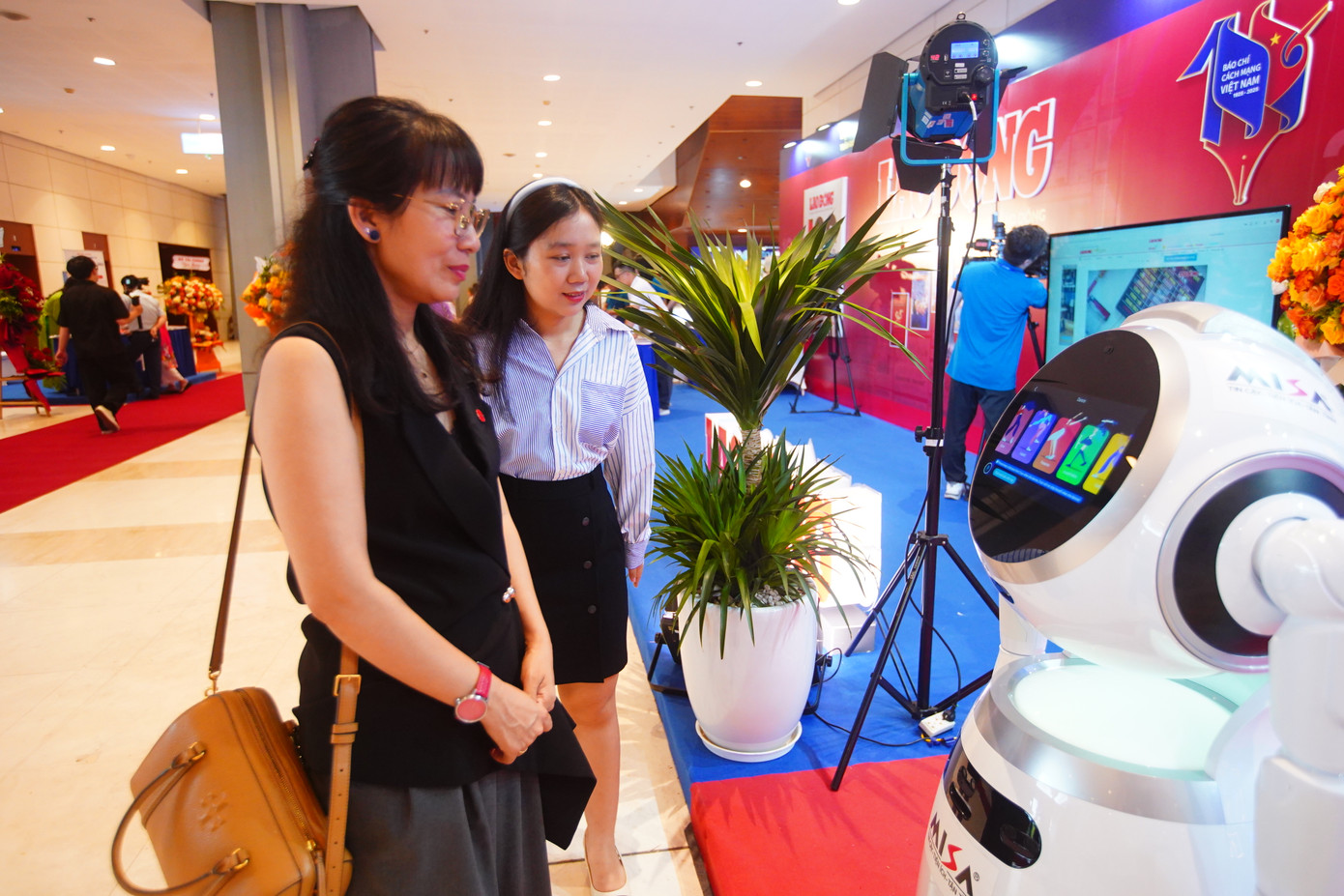 Chú robot thu hút người xem bằng những trải nghiệm mới lạ.