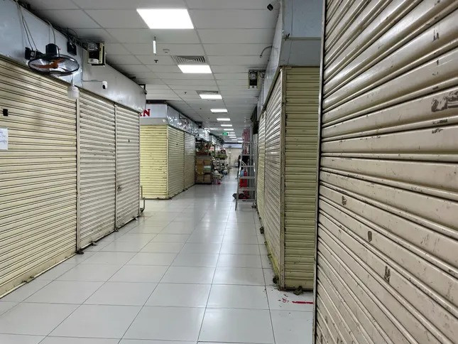 Tiểu thương đóng cửa sạp hàng đã nhiều ngày ở một khu chợ TPHCM. Ảnh: Uyên Phương. Tiểu thương đóng cửa sạp hàng đã nhiều ngày ở một khu chợ TPHCM. Ảnh: Uyên Phương.