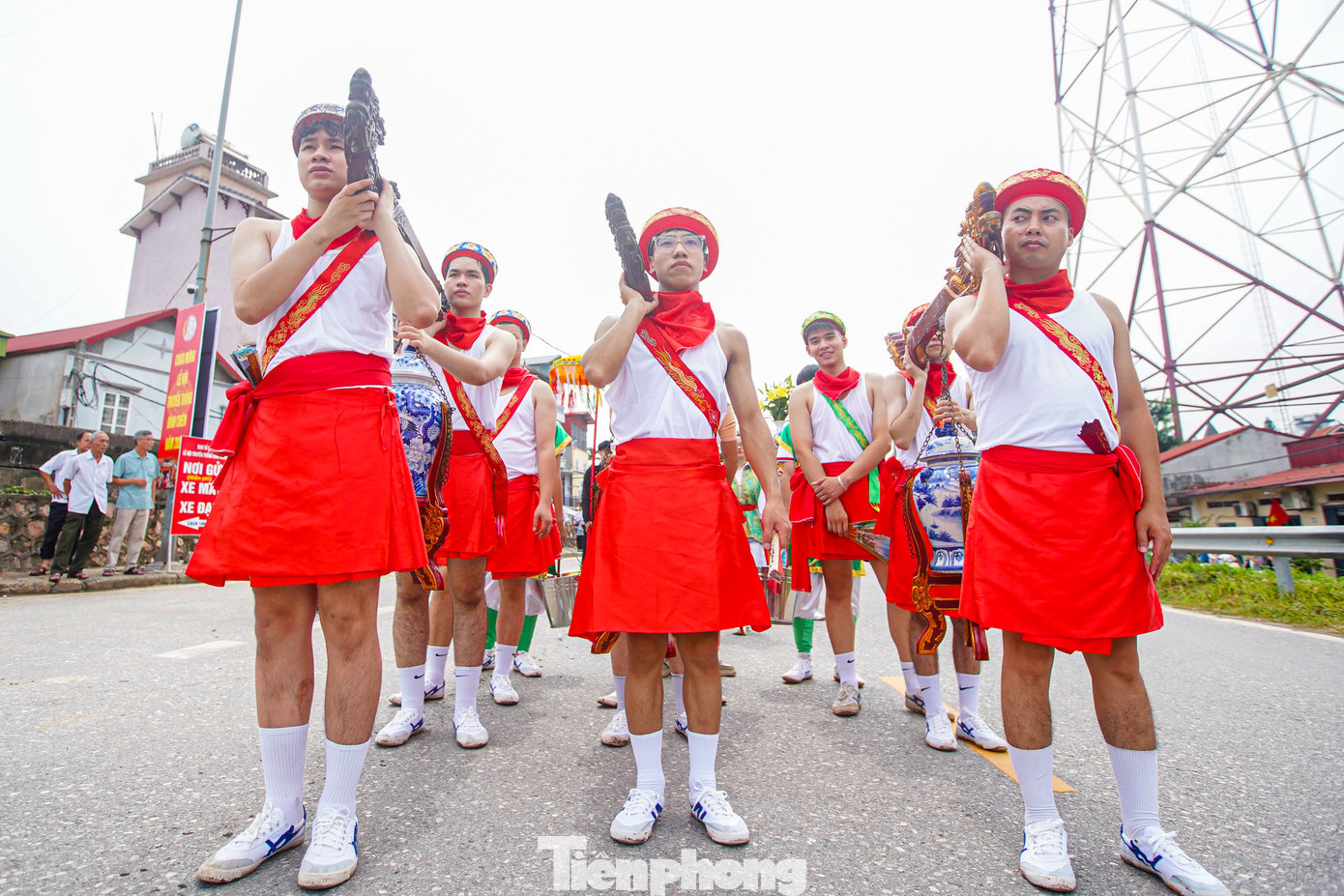 Theo đó, có khoảng 70 người đàn ông từ 18 đến 35 tuổi, được tuyển chọn kỹ càng để tham gia đội phù giá, thực hiện nghi lễ rước nước trong lễ hội. Các thành viên trong đội phù giá mặc quần chèo (giống như váy cuốn) được làm từ 2 m vải điều, sau đó xếp lại quấn một vòng từ trái sang phải.