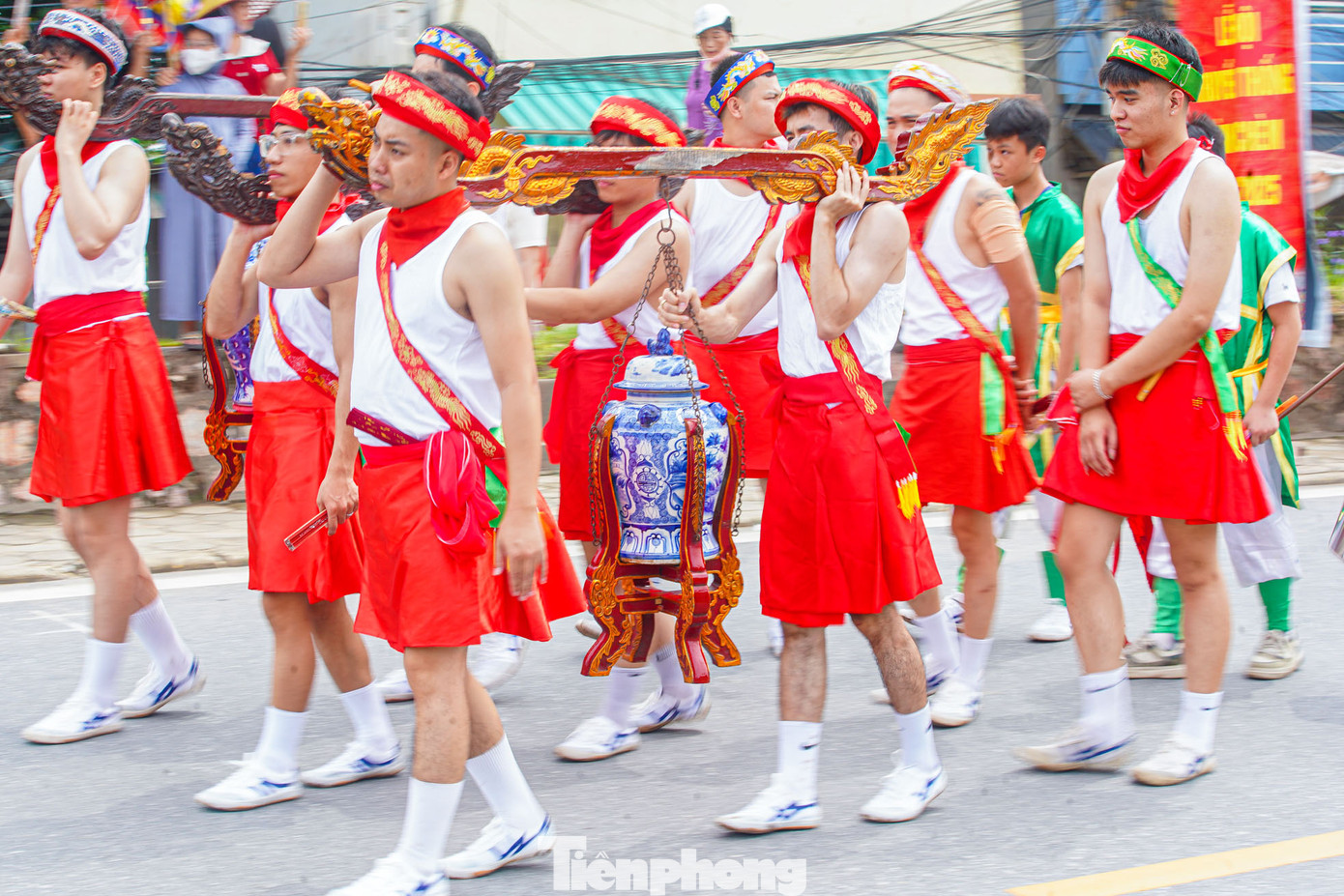 Theo đó, có khoảng 70 người đàn ông từ 18 đến 35 tuổi, được tuyển chọn kỹ càng để tham gia đội phù giá, thực hiện nghi lễ rước nước trong lễ hội. Các thành viên trong đội phù giá mặc quần chèo (giống như váy cuốn) được làm từ 2 m vải điều, sau đó xếp lại quấn một vòng từ trái sang phải.