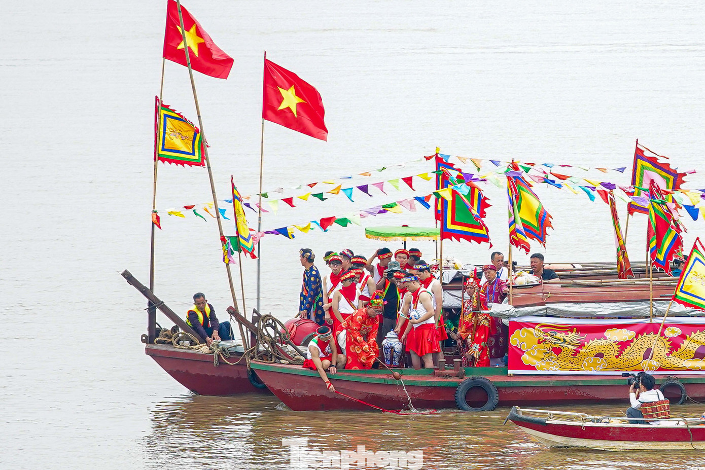 Đoàn thuyền rước đi một vòng hết địa phận của ba làng Chèm, Hoàng Xá và Liên Mạc thì quay ba vòng, đi chậm rồi dừng lại, thả vòng càn khôn bằng cây song để chủ tế dùng gáo đồng múc nước vào chóe, mỗi chóe ba gáo.