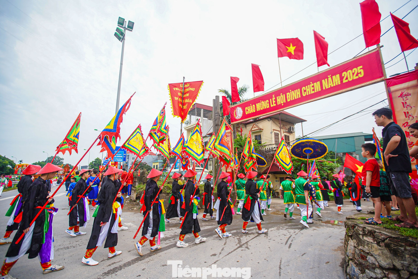 Lễ hội đình Chèm (Thụy Phương, Bắc Từ Liêm, TP Hà Nội) diễn ra trong ba ngày 14-16/5 âm lịch. Năm 2025, lễ hội đình Chèm diễn ra ngày 9-11/6. Lễ hội được tổ chức để tưởng nhớ đến công lao của Đức Thánh Lý Ông Trọng.