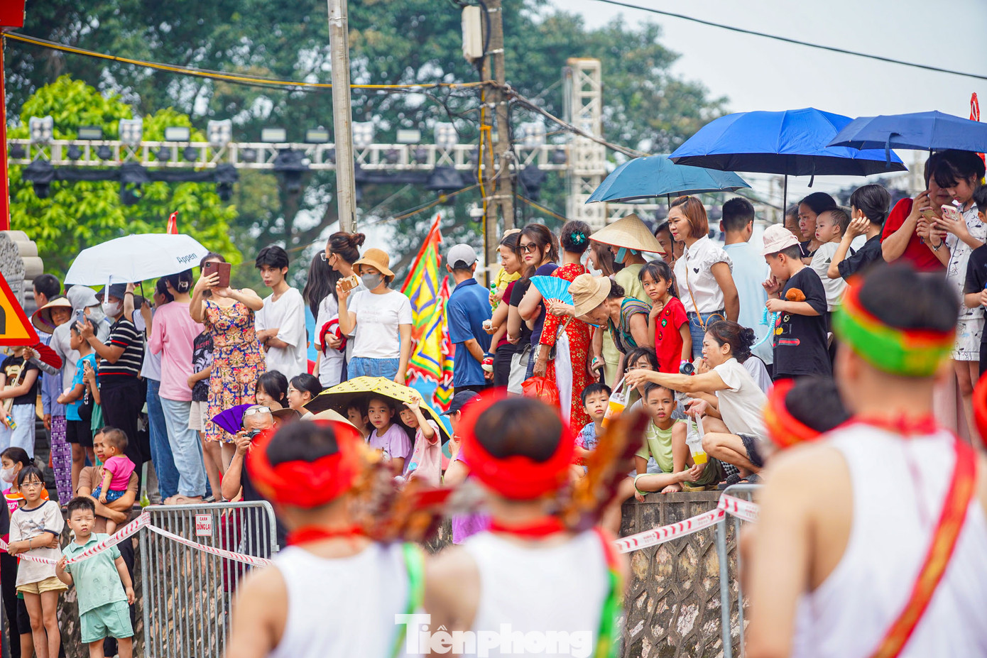Dưới nắng hè, hàng trăm người tụ tập, chờ đón lễ rước của lễ hội đình Chèm.