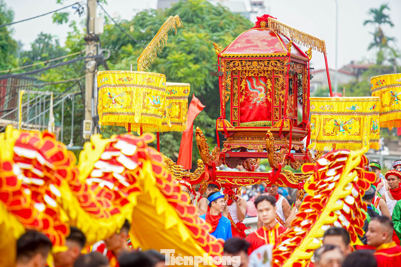 Theo truyền thuyết, Đức Thánh Lý Ông Trọng có vóc dáng cao to lạ thường, thông minh, tài giỏi. Ngài đã sang nước Tần, làm quan trấn thủ đất Lâm Thao, chống lại quân Hung Nô. Khi tuổi cao, Ngài về nước an hưởng tuổi già và mất tại làng Chèm. Từ đó, người dân nơi đây thờ phụng, coi Ngài là Thành Hoàng. Lễ hội đình Chèm có nhiều nghi lễ đặc trưng như Lễ rước nước trên sông Hồng, rước văn, tắm tượng Thánh…
