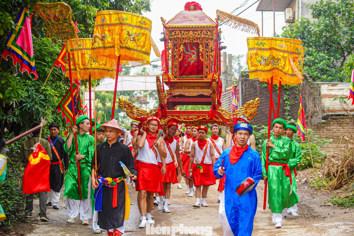 Điểm đặc biệt của lễ hội là trai tráng mặc váy thực hiện nghi lễ rước nước.