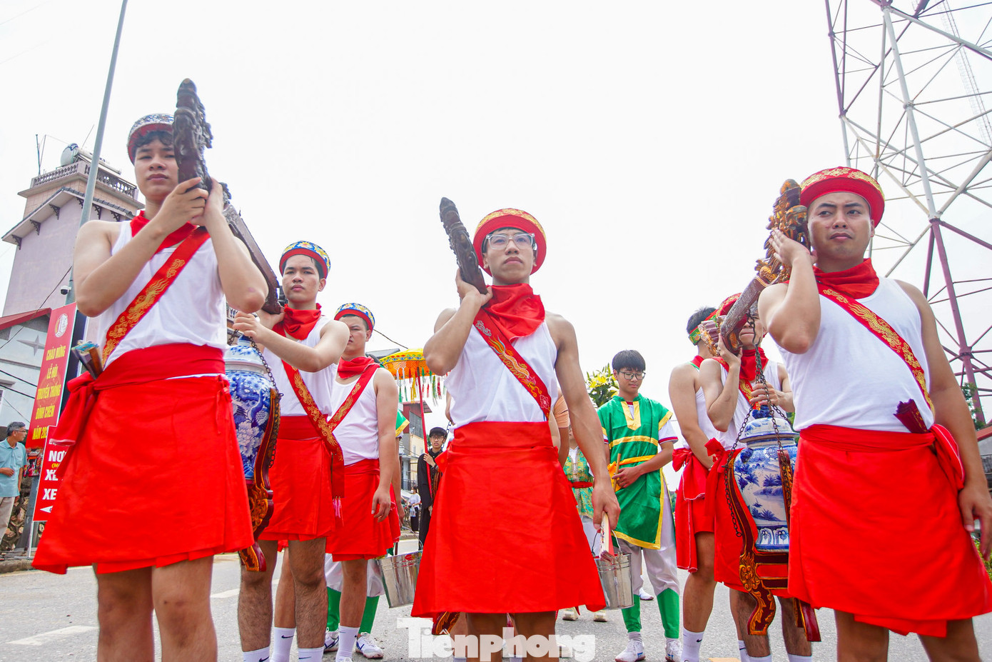 Theo đó, có khoảng 70 người đàn ông từ 18 đến 35 tuổi, được tuyển chọn kỹ càng để tham gia đội phù giá, thực hiện nghi lễ rước nước trong lễ hội. Các thành viên trong đội phù giá mặc quần chèo (giống như váy cuốn) được làm từ 2 m vải điều, sau đó xếp lại quấn một vòng từ trái sang phải.