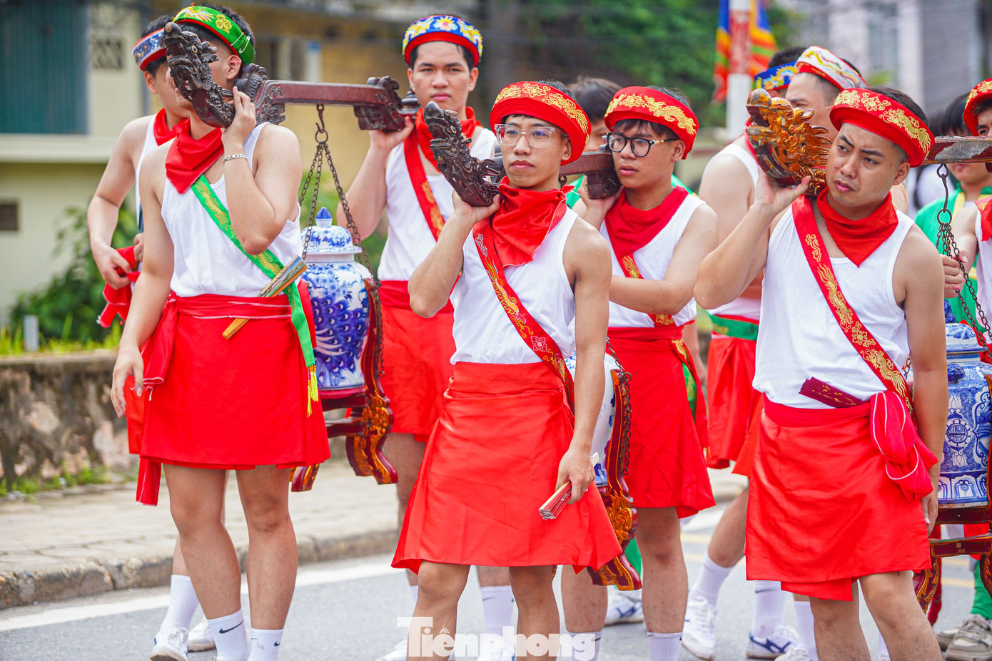 Theo đó, có khoảng 70 người đàn ông từ 18 đến 35 tuổi, được tuyển chọn kỹ càng để tham gia đội phù giá, thực hiện nghi lễ rước nước trong lễ hội. Các thành viên trong đội phù giá mặc quần chèo (giống như váy cuốn) được làm từ 2 m vải điều, sau đó xếp lại quấn một vòng từ trái sang phải.