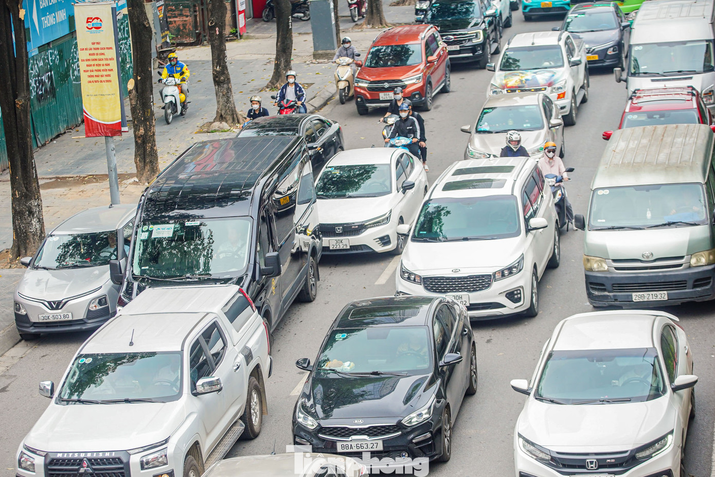 Khu vực đường rộng ba làn xe, tuy nhiên ô tô dàn hàng 4-5 trên đường không chừa lối đi xe máy. Khu vực đường rộng ba làn xe, tuy nhiên ô tô dàn hàng 4-5 trên đường không chừa lối đi xe máy.