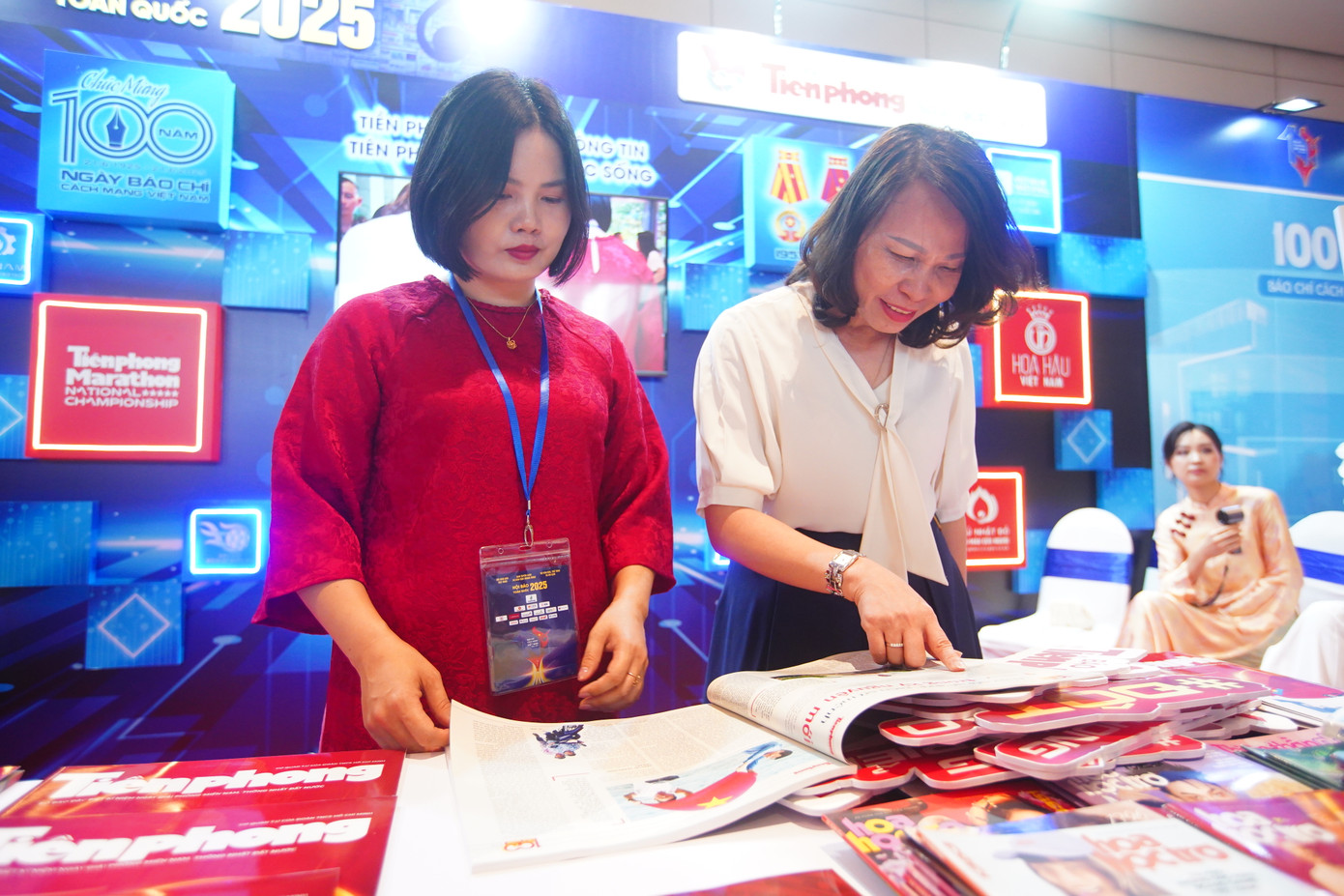 Gian trưng bày báo Tiền Phong tại Hội Báo toàn quốc 2025 thu hút nhiều người xem.