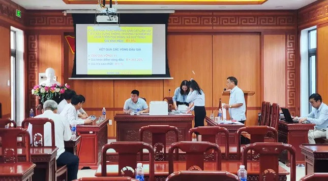 Mỏ cát DX6B có trữ lượng gần 197.000m3, giá khởi điểm hơn 1,8 tỷ đồng được doanh nghiệp chốt với giá hơn 138 tỷ đồng. Mỏ cát DX6B có trữ lượng gần 197.000m3, giá khởi điểm hơn 1,8 tỷ đồng được doanh nghiệp chốt với giá hơn 138 tỷ đồng.