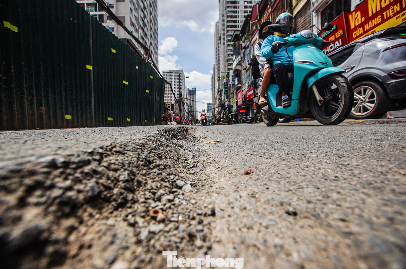 Cận cảnh mức độ sụt lún của mặt đường khi thực hiện thi công mở rộng đường Nguyễn Tuân.