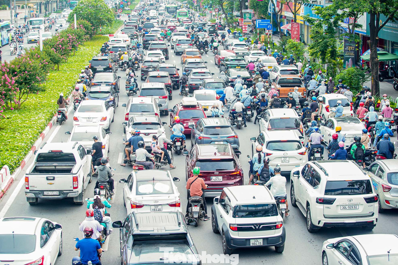 Tình trạng tương tự diễn ra tại các điểm, nút giao trên đường Nguyễn Chí Thanh. Tình trạng tương tự diễn ra tại các điểm, nút giao trên đường Nguyễn Chí Thanh.