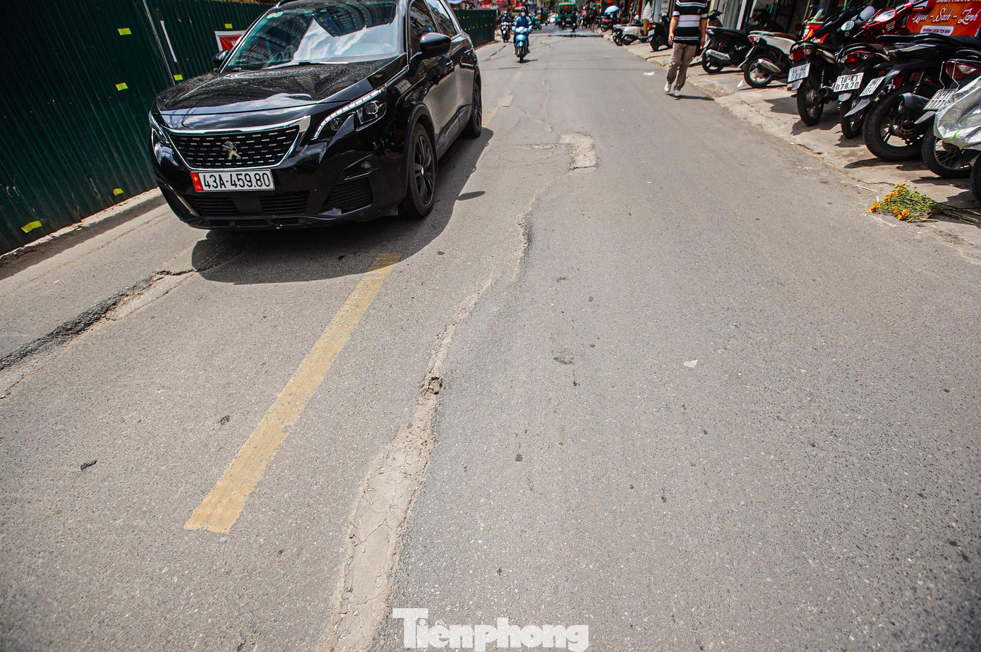 "Đi qua đoạn đường này phải rất cẩn thận, tôi chỉ dám đi chậm, tránh các vết nứt. Vì chẳng may trượt bánh là ngã ngay, xe đi đằng sau cũng không tránh kịp", anh Thái, làm việc tại công ty trên đường Nguyễn Tuân chia sẻ.