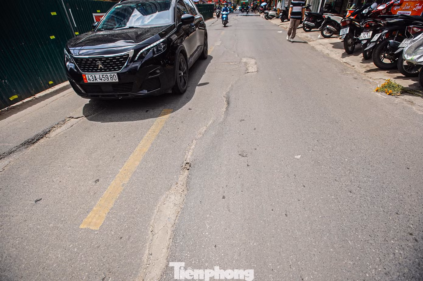 "Đi qua đoạn đường này phải rất cẩn thận, tôi chỉ dám đi chậm, tránh các vết nứt. Vì chẳng may trượt bánh là ngã ngay, xe đi đằng sau cũng không tránh kịp", anh Thái, làm việc tại công ty trên đường Nguyễn Tuân chia sẻ.