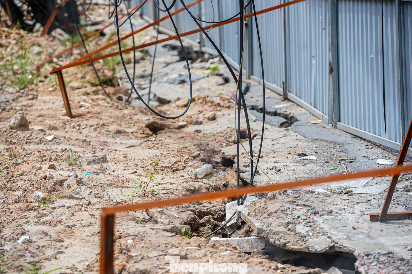 Được biết, hiện tượng sụt lún trên xảy ra do trong quá trình thi công cống ngầm để mở rộng đường Nguyễn Tuân.