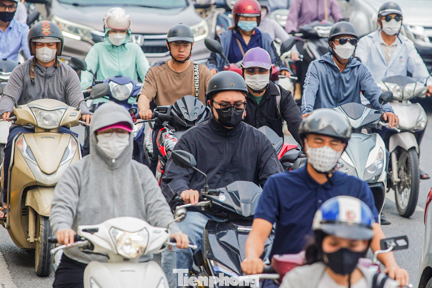 Người điều khiển xe máy mệt mỏi khi nhích từng bước sau các làn xe ô tô. Người điều khiển xe máy mệt mỏi khi nhích từng bước sau các làn xe ô tô.