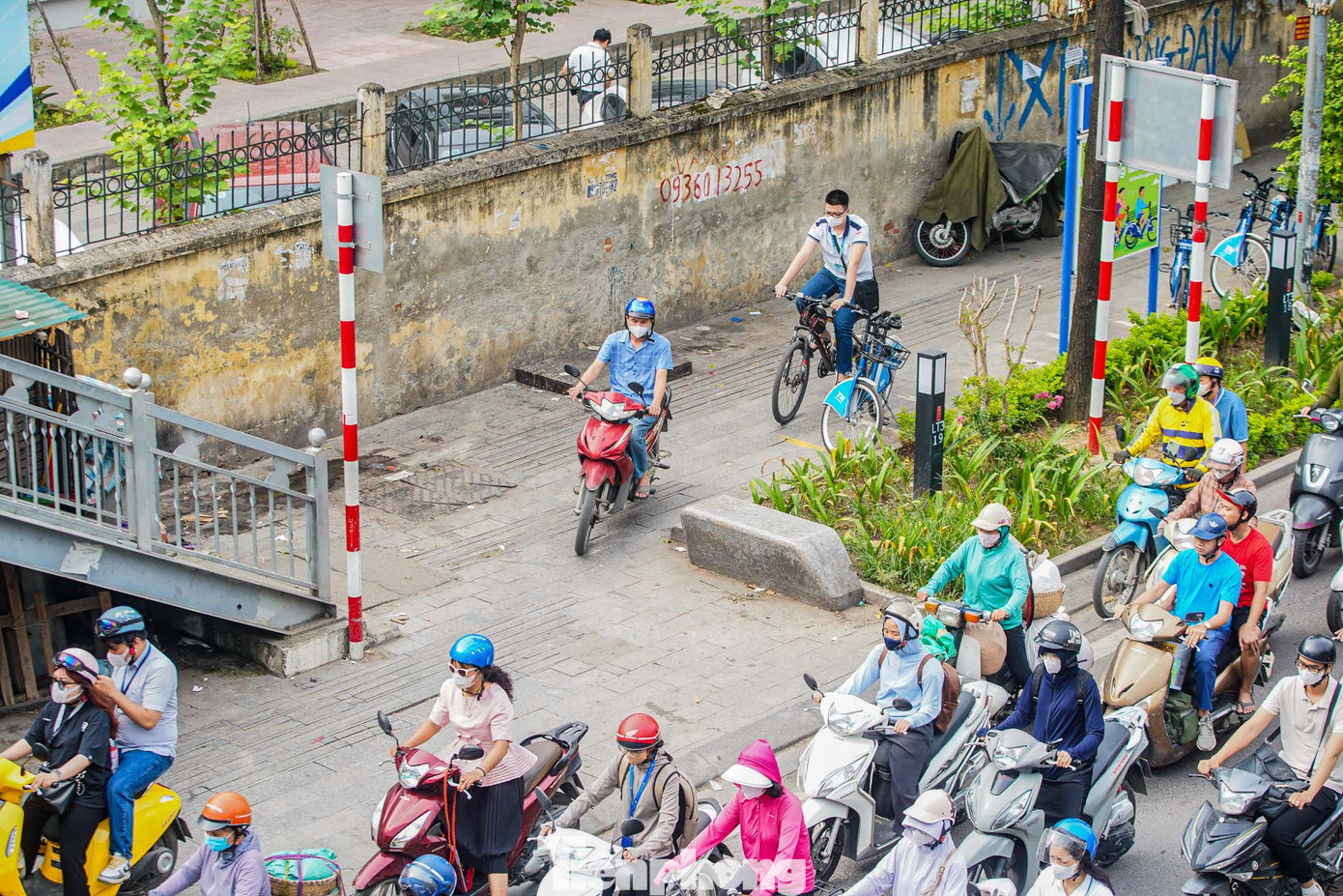 Nhiều phương tiện xe máy leo lên vỉa hè tìm lối thoát, bất chấp mức phạt cao. Nhiều phương tiện xe máy leo lên vỉa hè tìm lối thoát, bất chấp mức phạt cao.