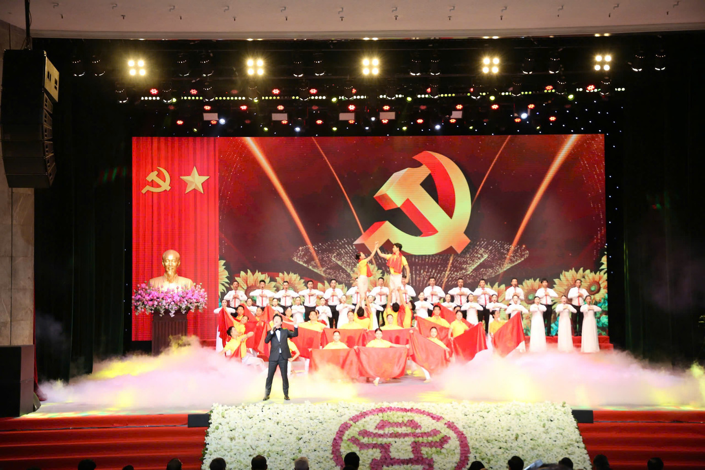 Lễ công bố Nghị quyết của Ủy ban Thường vụ Quốc hội về sắp xếp các đơn vị hành chính cấp xã, phường được Thành phố Hà Nội tổ chức tại Cung Văn hóa lao động hữu nghị Việt - Xô, đồng thời được kết nối trực tuyến đến điểm cầu của 126 xã, phường mới.