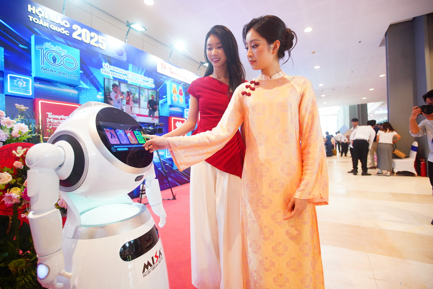 Chú robot thu hút người xem bằng những trải nghiệm mới lạ.