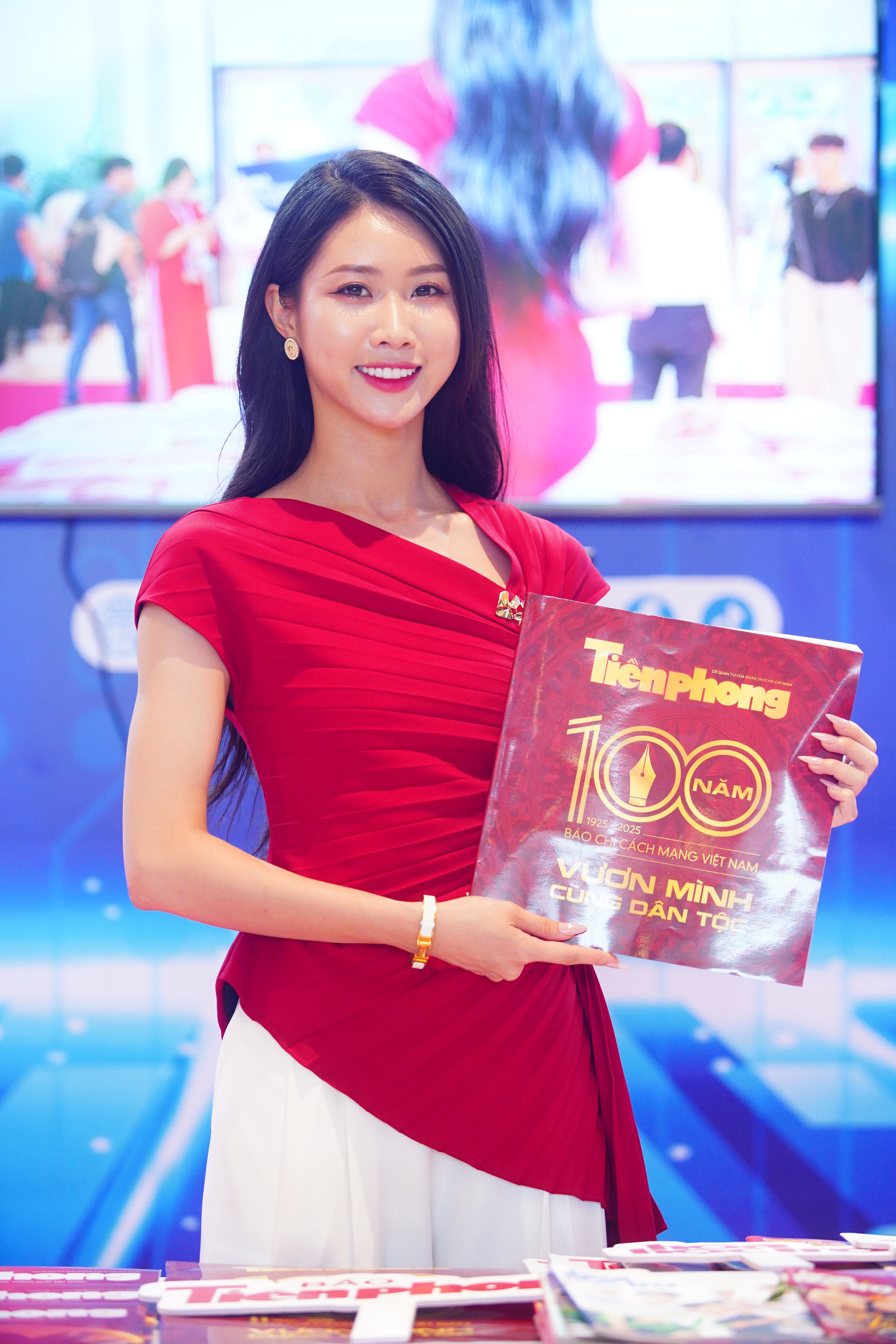 Người đẹp bên cạnh ấn phẩm kỷ niệm 100 năm Báo chí Cách mạng Việt Nam.