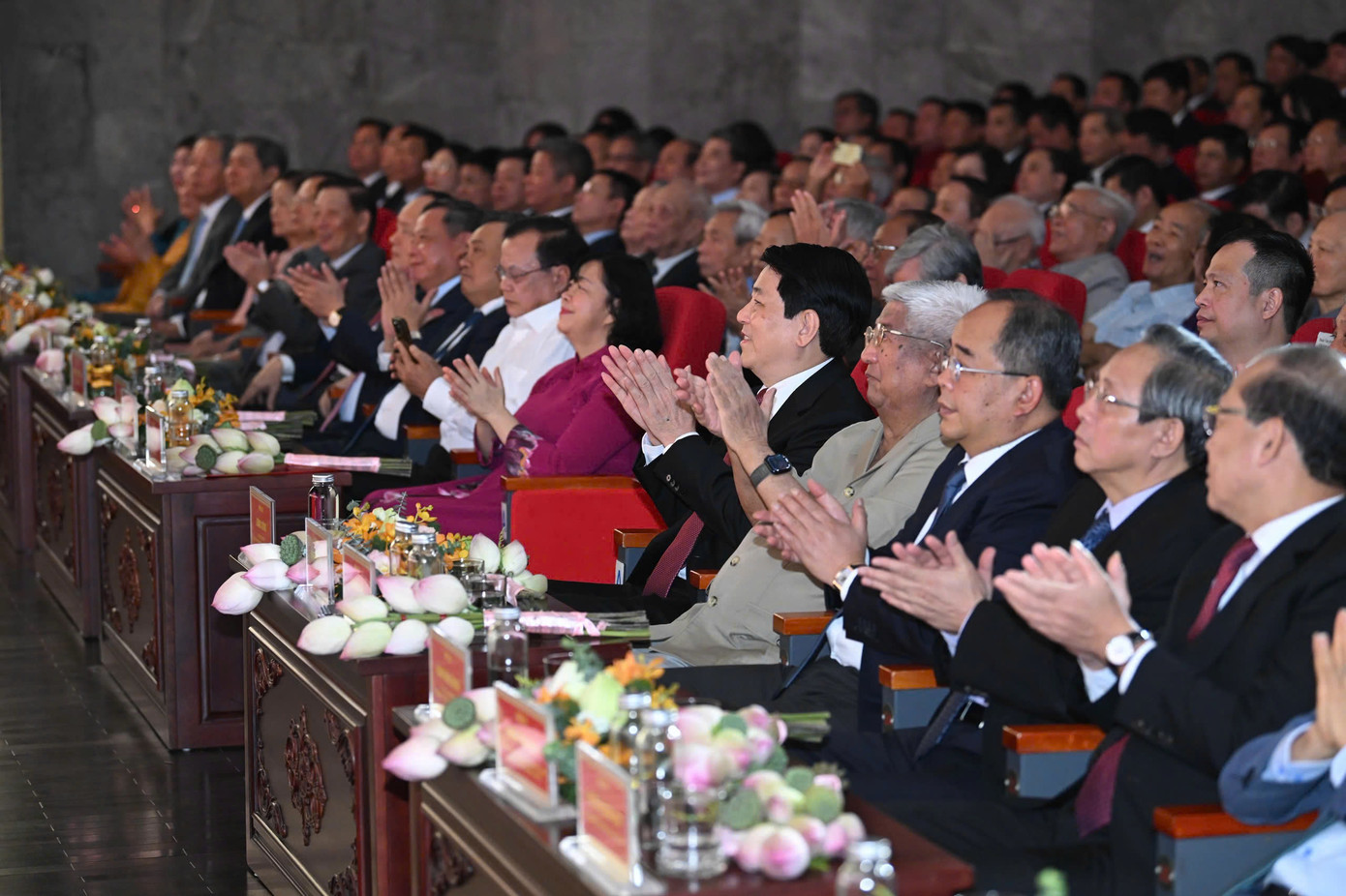 Chủ tịch nước Lương Cường, Bí thư Thành ủy Bùi Thị Minh Hoài và các đồng chí nguyên Ủy viên Trung ương Đảng, nguyên lãnh đạo của thành phố Hà Nội qua các thời kỳ cùng các đại biểu tham dự chương trình.