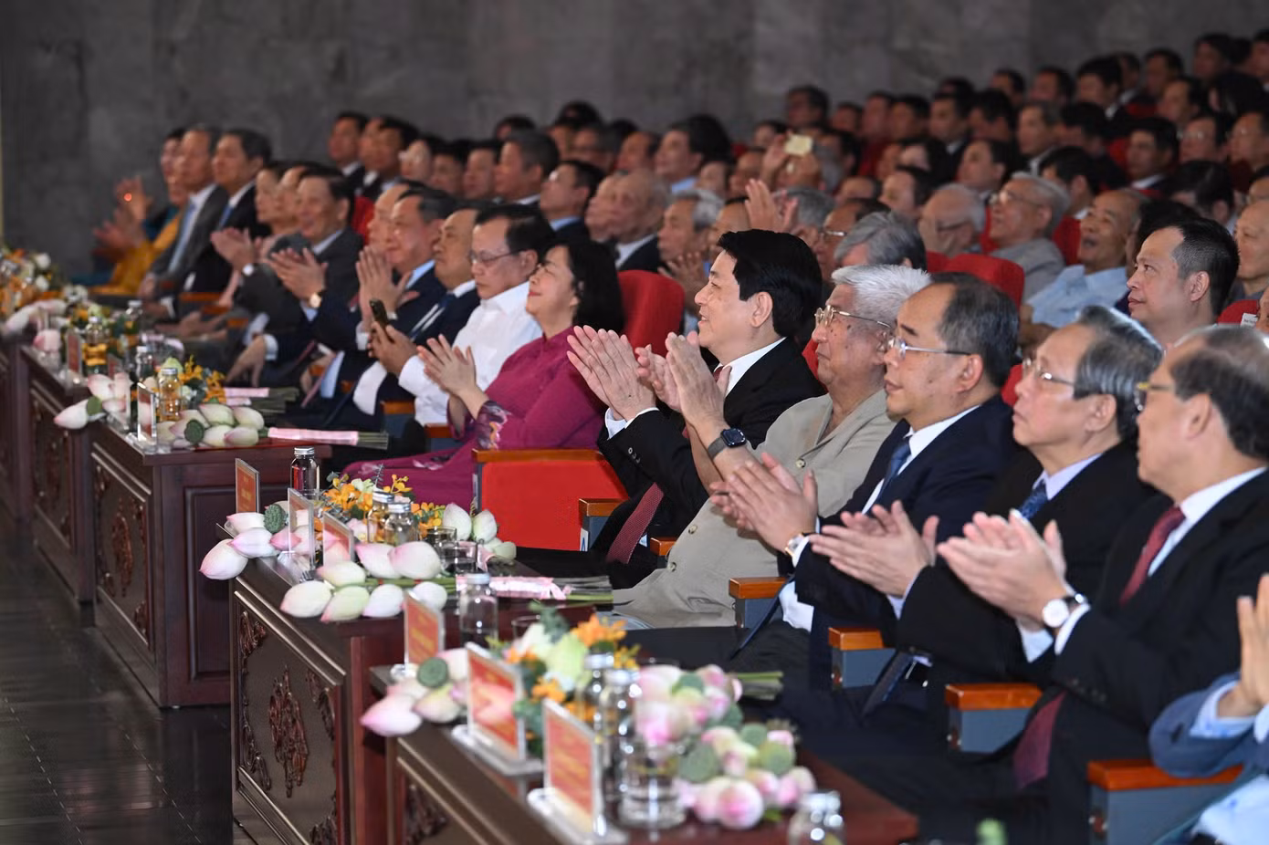 Chủ tịch nước Lương Cường, Bí thư Thành ủy Bùi Thị Minh Hoài và các đồng chí nguyên Ủy viên Trung ương Đảng, nguyên lãnh đạo của thành phố Hà Nội qua các thời kỳ cùng các đại biểu tham dự chương trình.