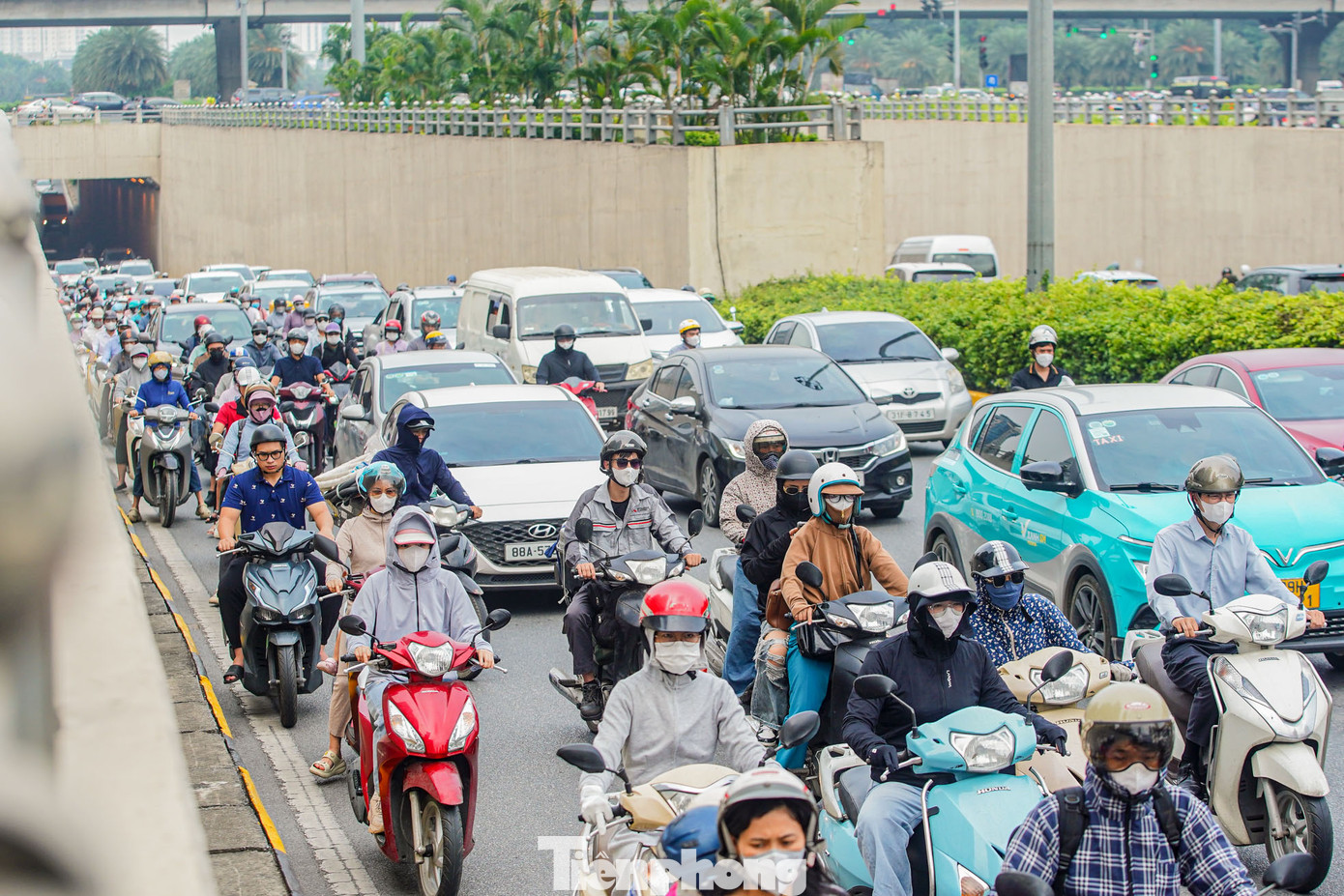 Xe máy chỉ còn một phần đường nhỏ để di chuyển vào trung tâm thành phố. Xe máy chỉ còn một phần đường nhỏ để di chuyển vào trung tâm thành phố.