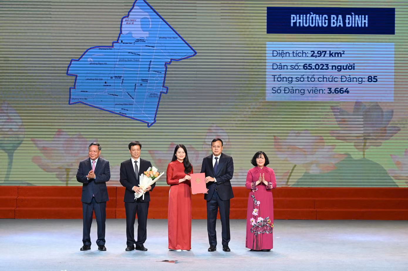 Bí thư Thành ủy Hà Nội Bùi Thị Minh Hoài và Phó Bí thư Thường trực Thành ủy Hà Nội Nguyễn Văn Phong trao quyết định và tặng hoa cho lãnh đạo các phường, xã mới.