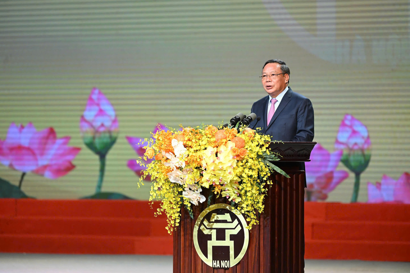 Tại buổi lễ, ông Nguyễn Văn Phong - Phó Bí thư Thường trực Thành ủy Hà Nội - công bố các Nghị quyết, Quyết định của cơ quan có thẩm quyền về sắp xếp, thành lập các cơ quan, đơn vị hành chính cấp xã trên địa bàn thành phố Hà Nội năm 2025.