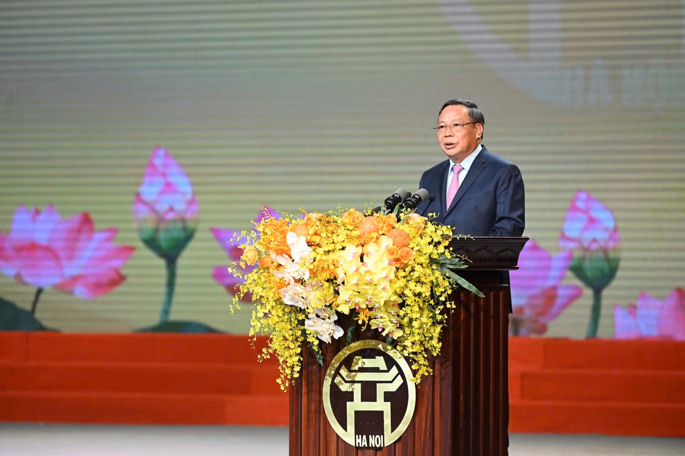 Tại buổi lễ, ông Nguyễn Văn Phong - Phó Bí thư Thường trực Thành ủy Hà Nội - công bố các Nghị quyết, Quyết định của cơ quan có thẩm quyền về sắp xếp, thành lập các cơ quan, đơn vị hành chính cấp xã trên địa bàn thành phố Hà Nội năm 2025.