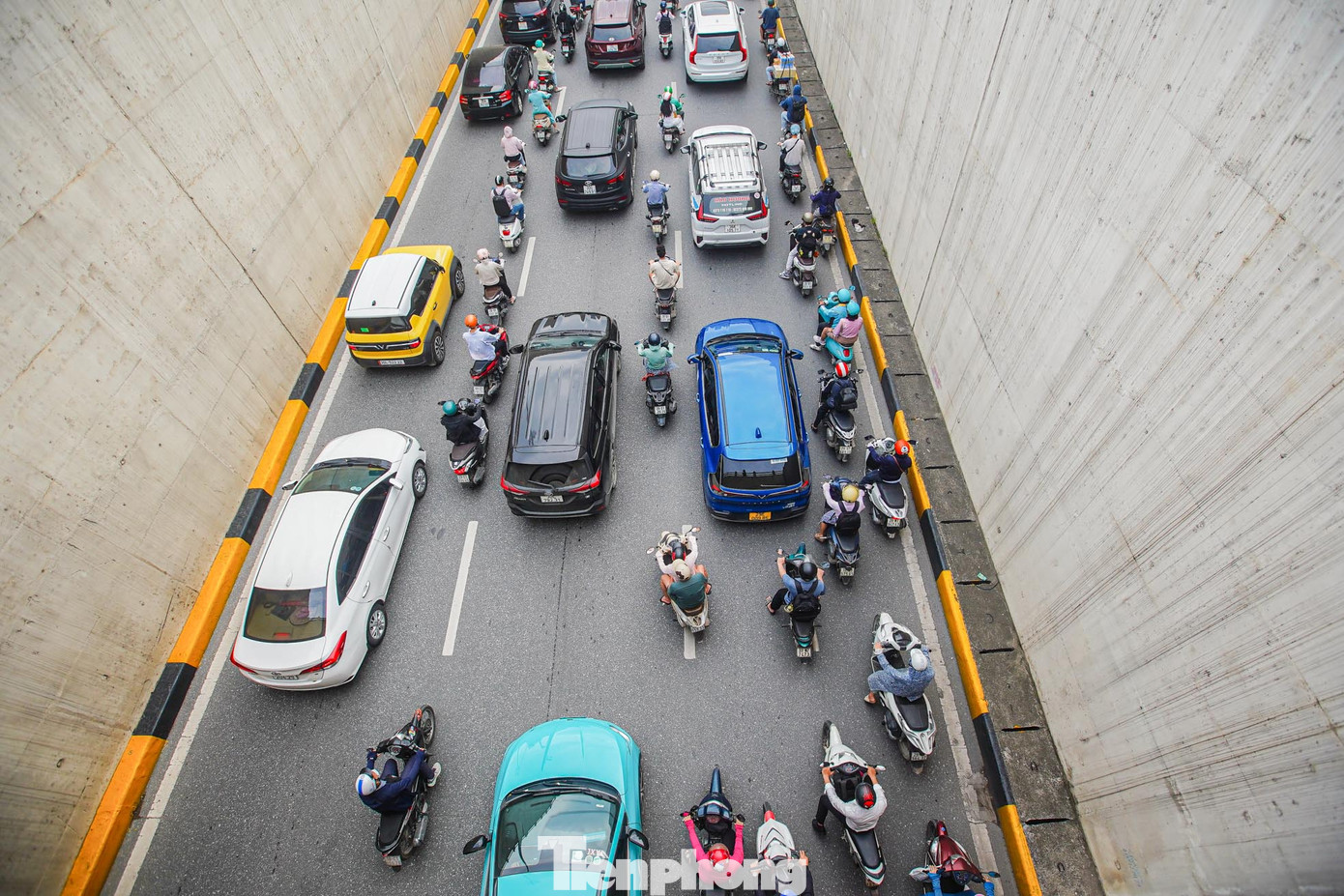 Ô tô dàn ngang các làn khiến xe máy di chuyển rất khó khăn. Ô tô dàn ngang các làn khiến xe máy di chuyển rất khó khăn.