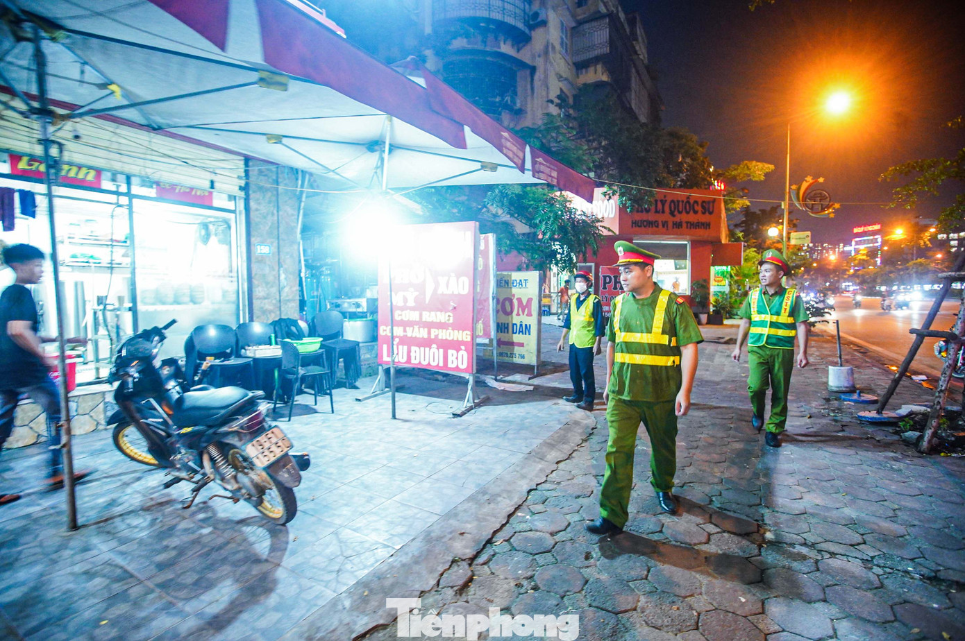 Đồng thời tuyên truyền, nhắc nhở các hộ kinh doanh không chiếm lấn vỉa hè.