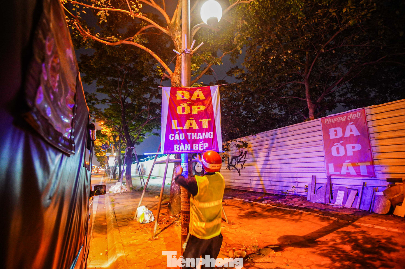 Lực lượng chức năng tiến hành tháo dỡ biển sai quy định