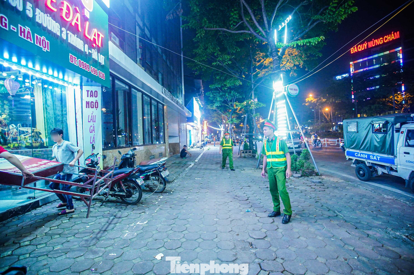 Ngay khi lực lượng công an xuất hiện, các cửa hàng, hộ kinh doanh bắt đầu thu dọn bàn ghế, biển hiệu.