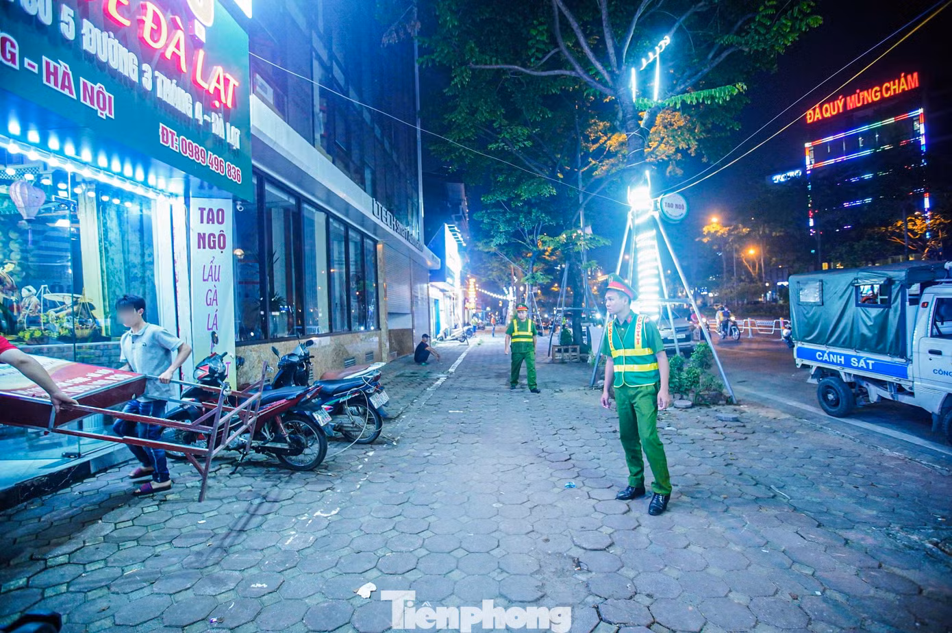Ngay khi lực lượng công an xuất hiện, các cửa hàng, hộ kinh doanh bắt đầu thu dọn bàn ghế, biển hiệu.