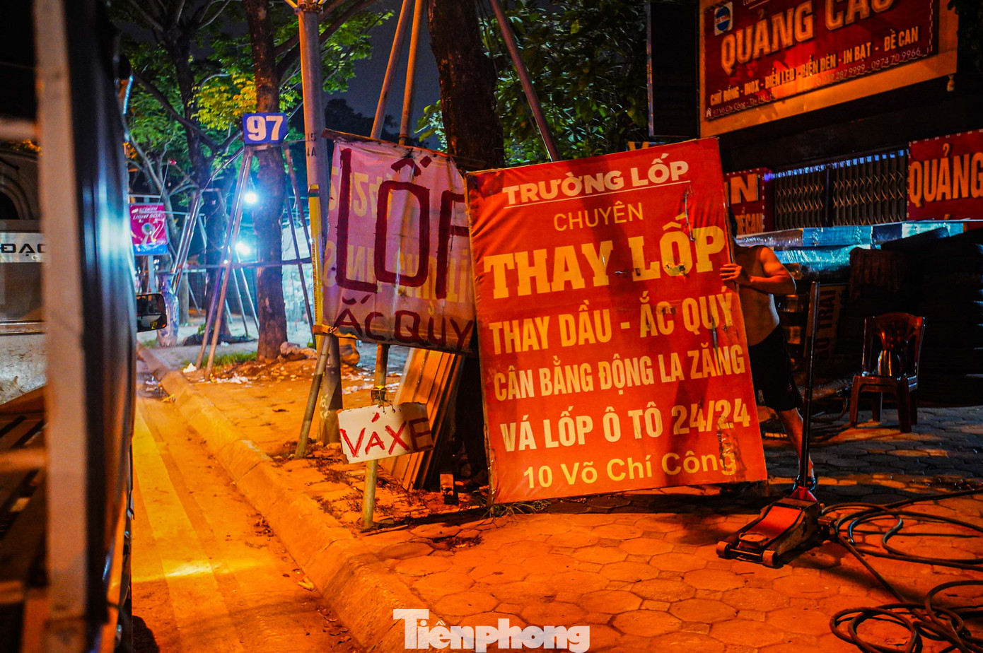 Ngay trong tối ngày 23/6, lực lượng chức năng đã tháo dỡ, thu giữ hàng chục bảng biển treo cây và cột điện gây mất mỹ quan đô thị.