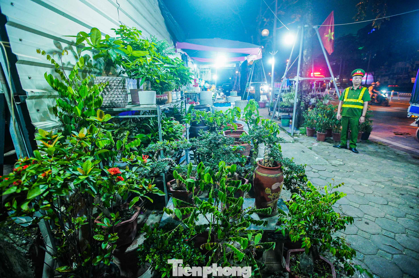 Ghi nhận của PV, trên tuyến đường Võ Chí Công có vỉa hè rộng (5-10m) có các hộ kinh doanh nhà hàng, quán ăn, dịch vụ sửa xe, rửa xe... Nhiều hộ kinh doanh bày bán ghế, sản phẩm buôn bán, biển hiệu tràn ra vỉa hè gây mất mỹ quan đô thị.