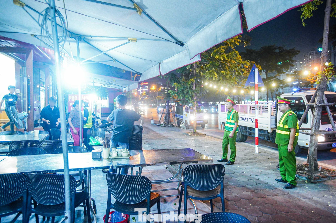 Một quán ăn bày bán ghế trên vỉa hè đường Võ Chí Công bị xử phạt