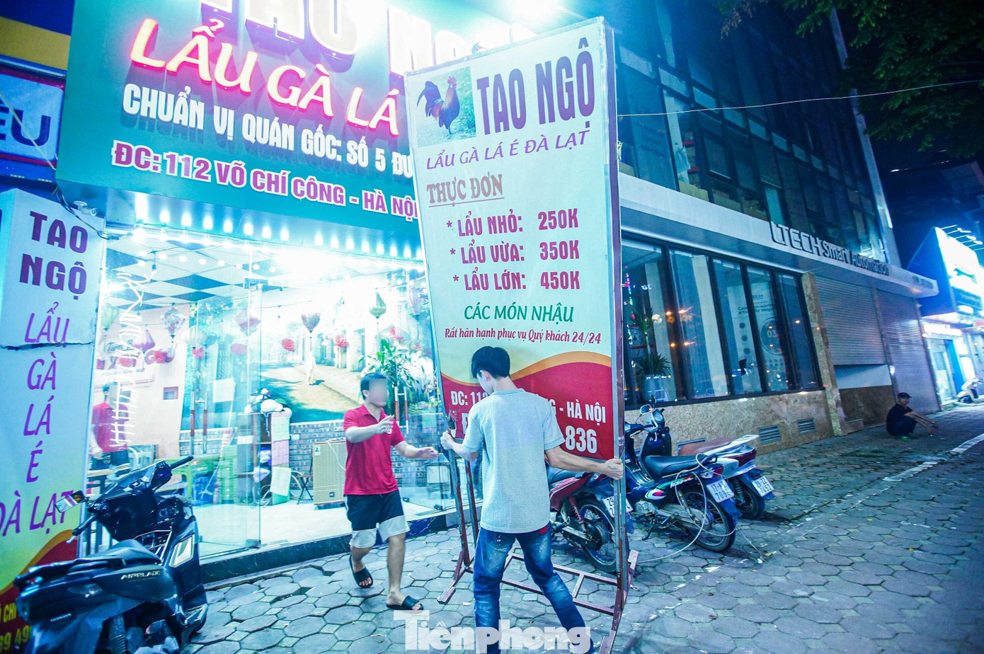 Đội trật tự - Phòng cảnh sát QLHC về TTXH kết hợp với Công an phường Xuân La dẹp các biển hiệu lớn đặt trái phép trên vỉa hè.