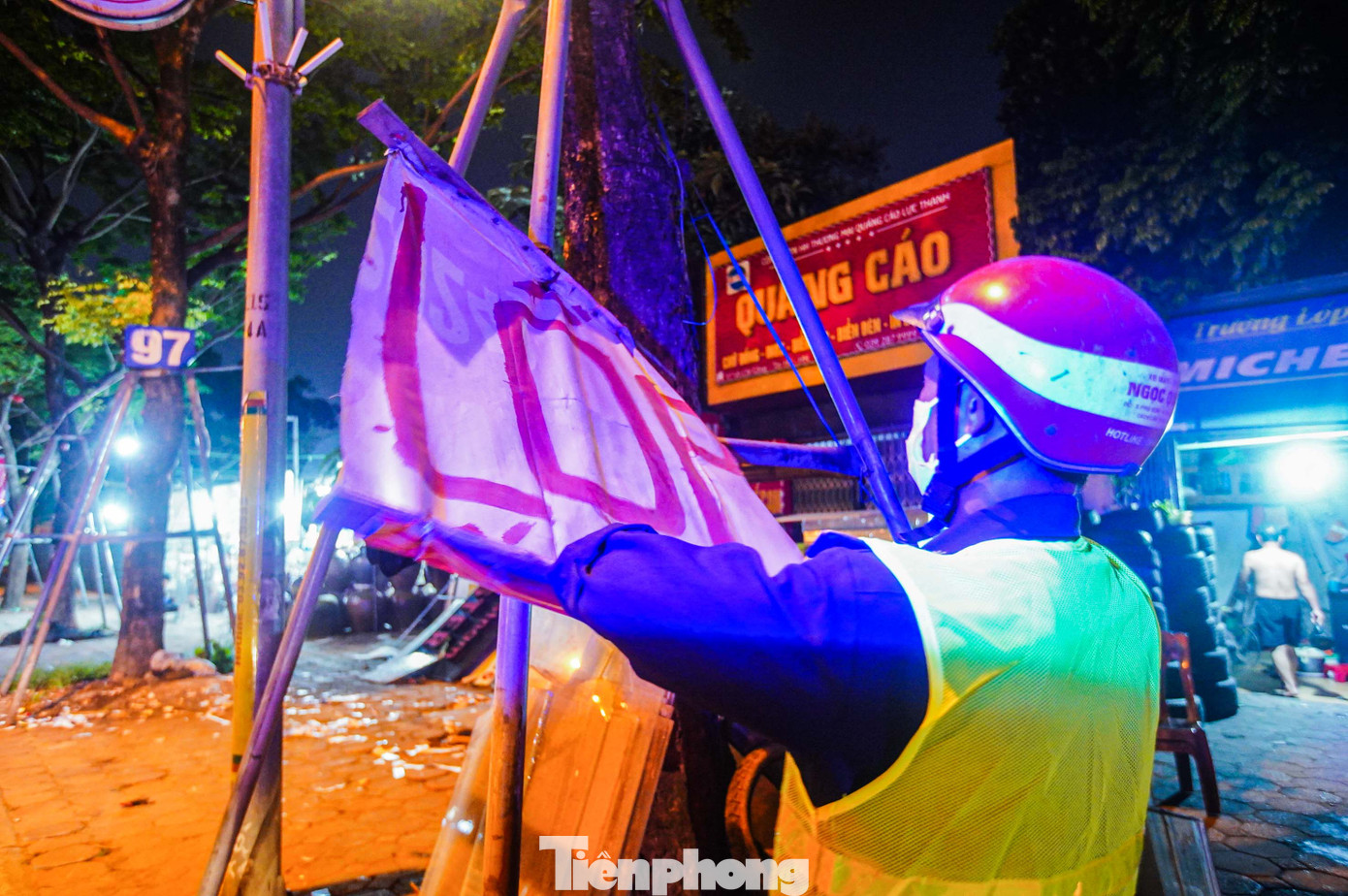 Lực lượng chức năng tiến hành tháo dỡ biển sai quy định