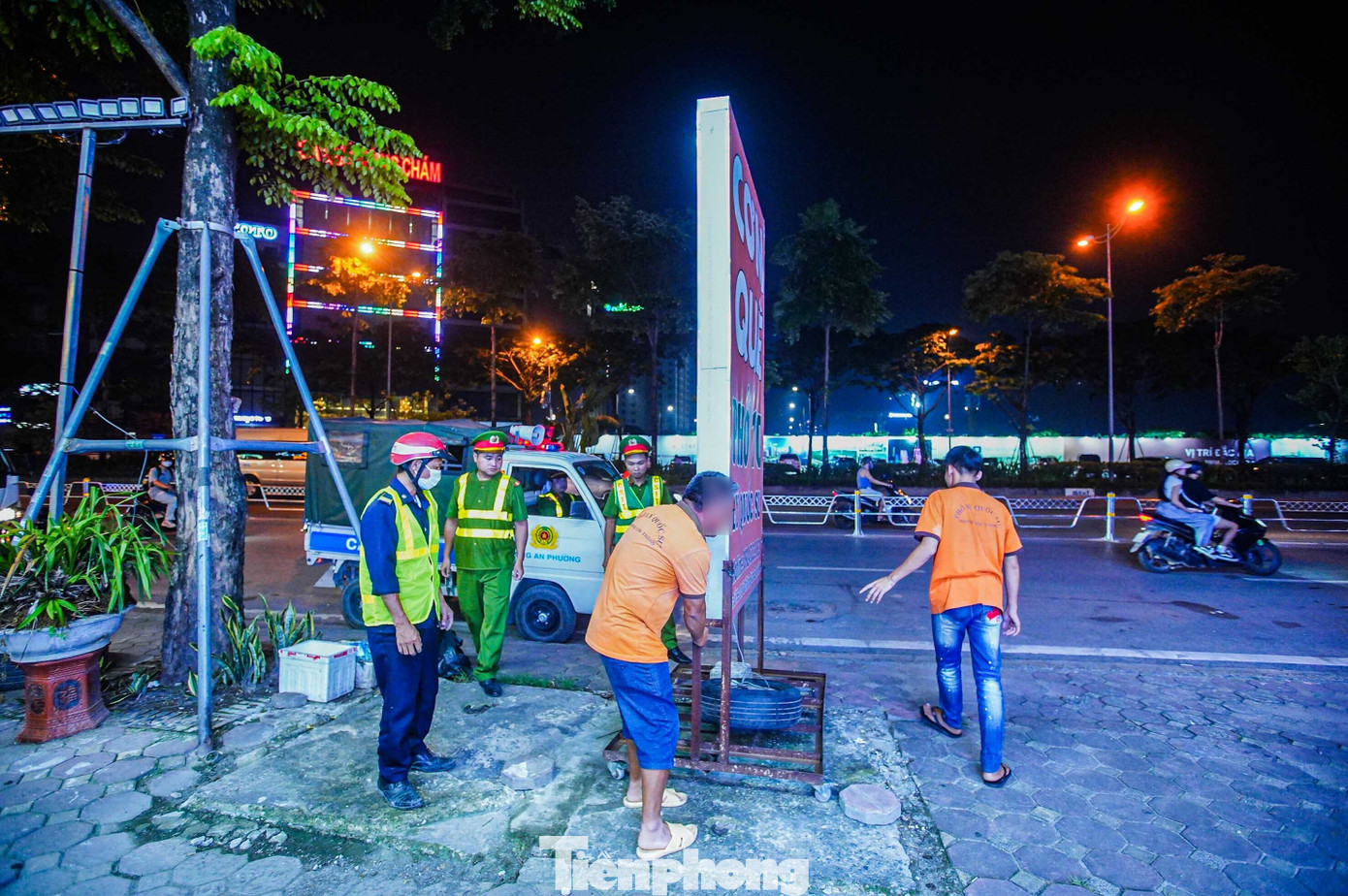 Đội trật tự - Phòng cảnh sát QLHC về TTXH kết hợp với Công an phường Xuân La dẹp các biển hiệu lớn đặt trái phép trên vỉa hè.