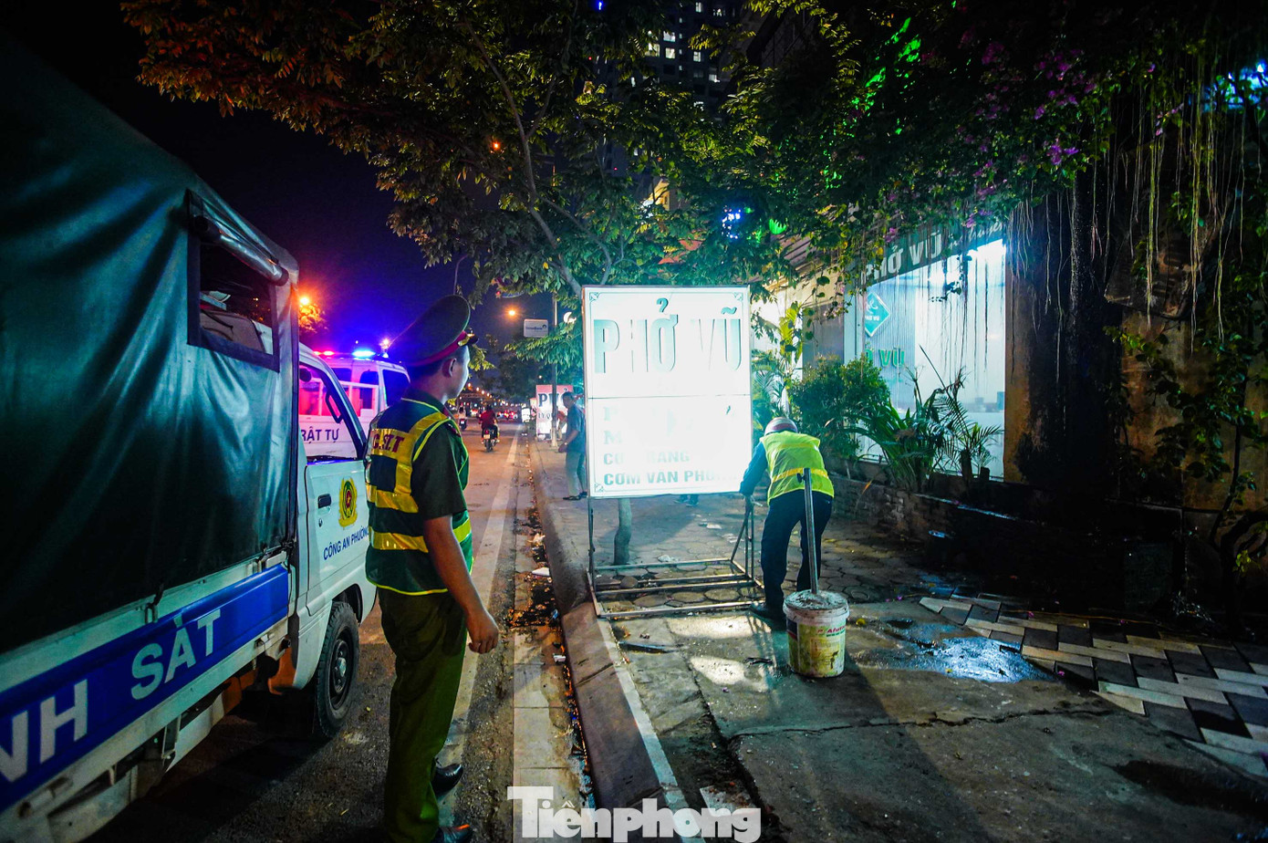 Lực lượng tăng cường xử lý, giải quyết các vi phạm chiếm dụng vỉa hè.