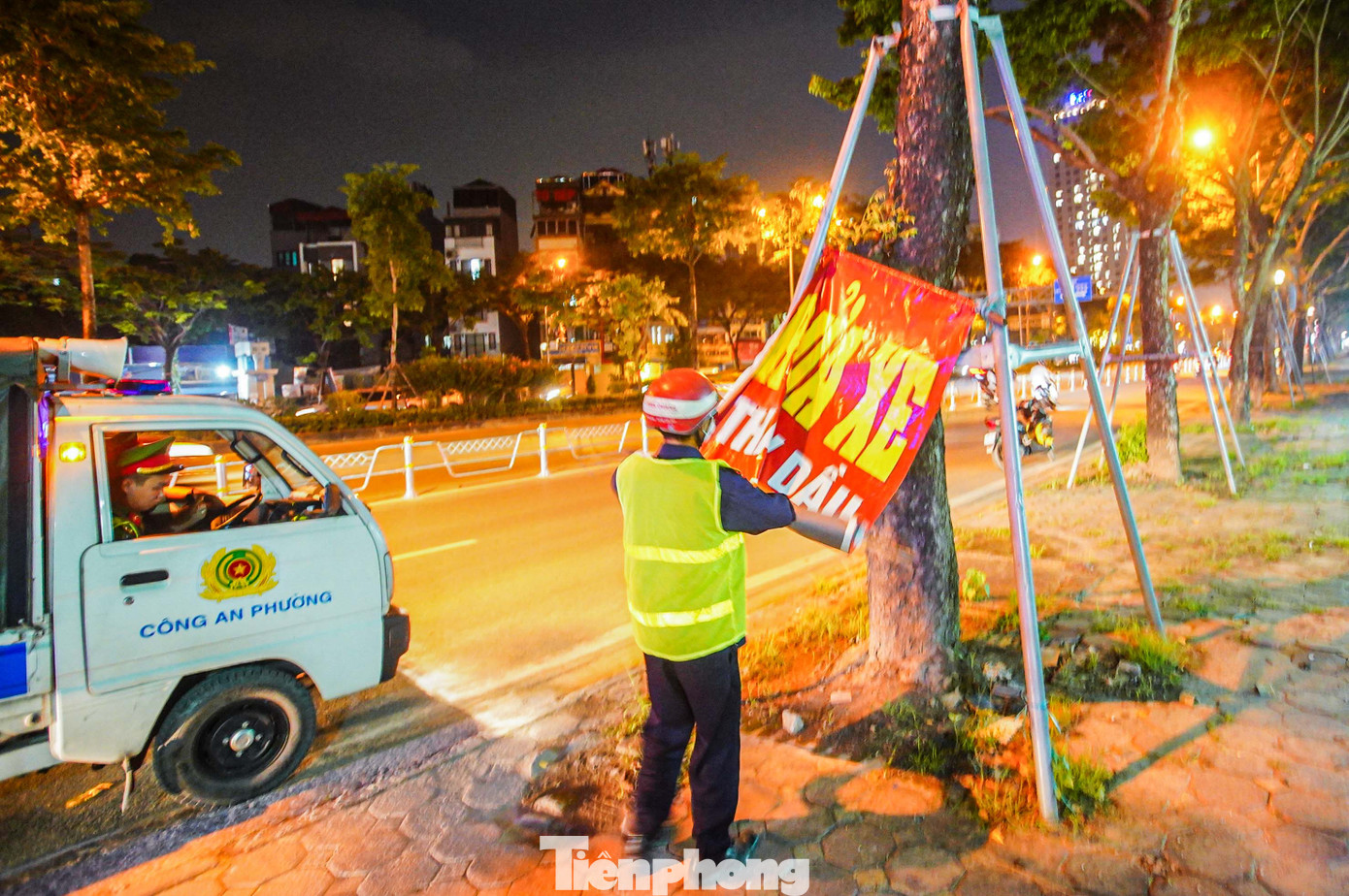 Lực lượng chức năng tiến hành tháo dỡ biển sai quy định