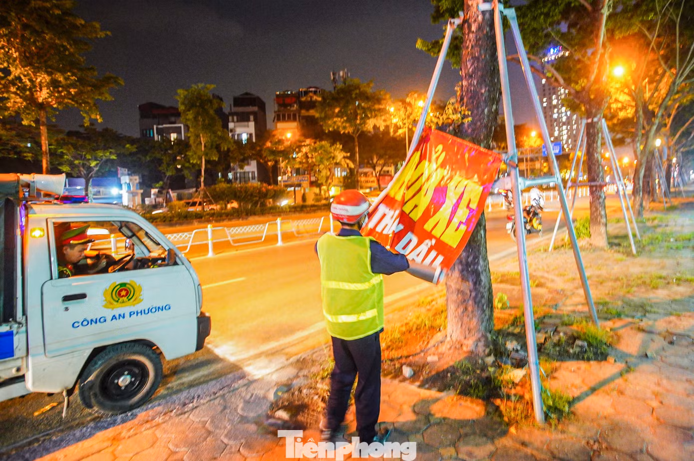 Lực lượng chức năng tiến hành tháo dỡ biển sai quy định