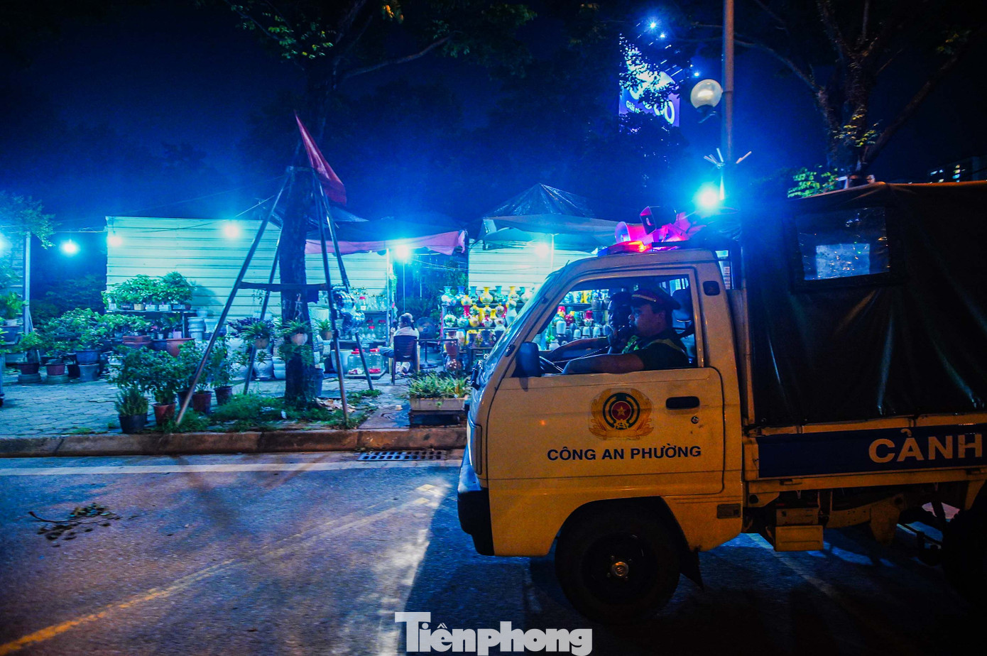 Trong thời gian qua, tại địa bàn phường Xuân La (quận Tây Hồ, Hà Nội), có tuyến đường Võ Chí Công, Lạc Long Quân, Nguyễn Hoàng Tôn và phố Vệ Hồ, đường Xuân La, các ngõ đường Lạc Long Quân... phát sinh thêm nhiều cơ sở kinh doanh và các hoạt động dịch vụ nhỏ lẻ khi tốc độ phát triển đô thị nhanh nên tình hình trật tự giao thông đô thị tương đối phức tạp; tình trạng lấn chiếm lòng đường, vỉa hè và các hoạt động vi phạm TTGT còn tái diễn, tai nạn giao thông vẫn tiếp tục xảy ra đặc biệt trên tuyến đường Võ Chí Công.